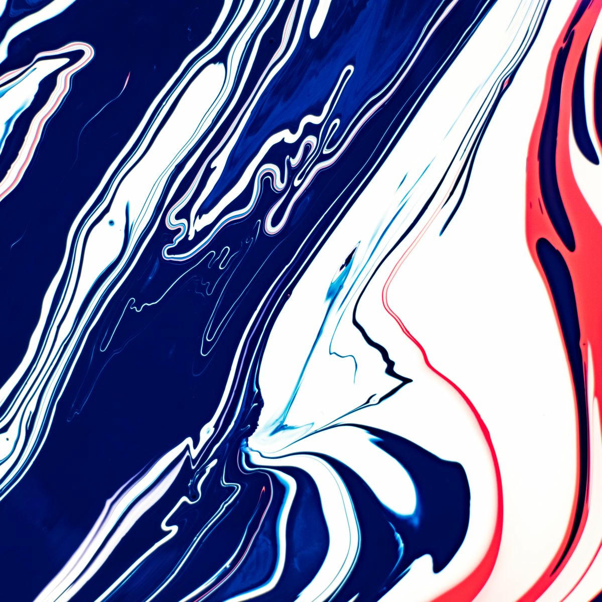 Une composition visuelle abstraite et organique de bleu, de blanc et de rouge, à l'aspect liquide.