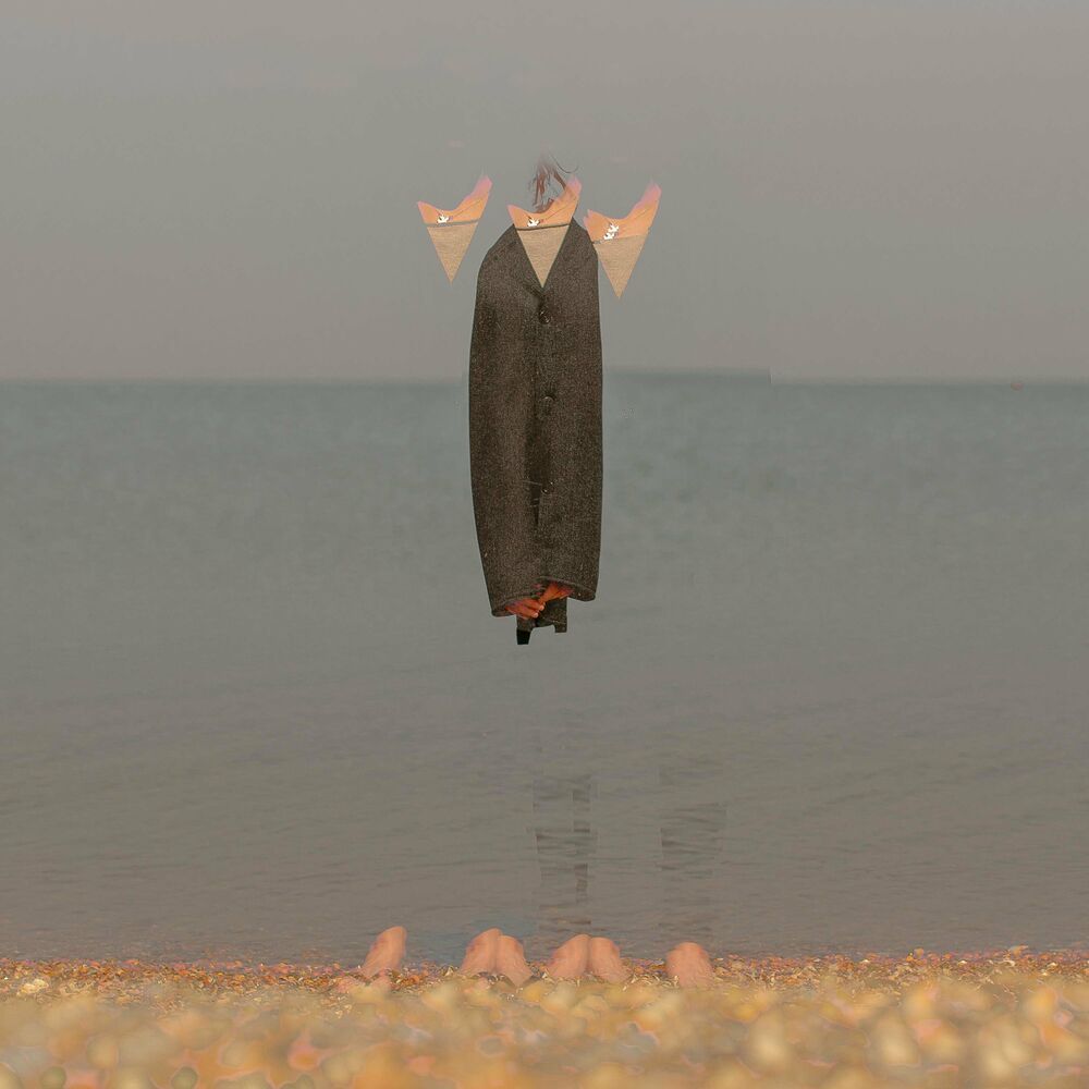 Une photo radicalement modifiée d'une femme portant un manteau brun sur le bord de la mer, sa forme rendue pratiquement méconnaissable par les manipulations photographiques de l'artiste.